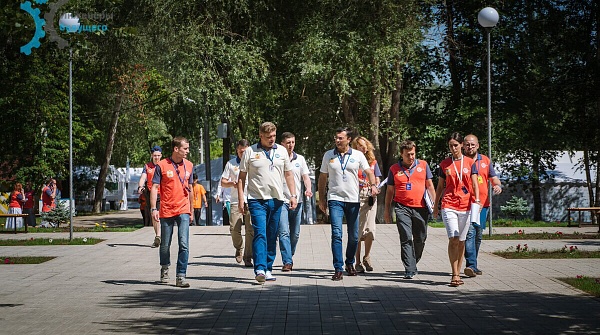 Помощник Президента РФ А.Серышев и первый вице-президент СоюзМаш В.Гутенев посетили форум «Инженеры будущего-2019»